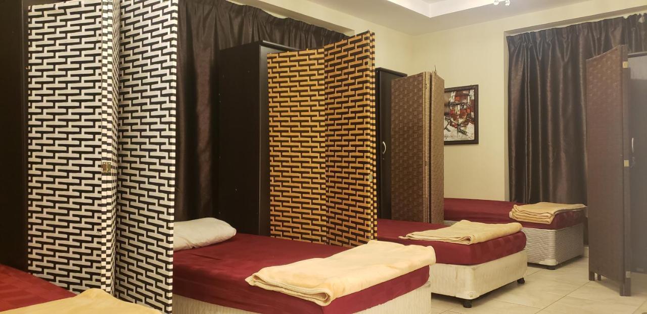 A Pousada Backpackers Zone Dubai Exterior foto